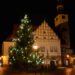 Weihnachtsbaum auf dem Rathausplatz in Gardelegen als Symbol für den traditionellen Standort des Weihnachtsmarktes, über dessen künftigen Austragungsort die Hansestadt derzeit in einer Bürgerumfrage abstimmen lässt.