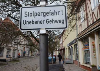 Hinweisschilder zur Stolpergefahr in der Fußgängerzone