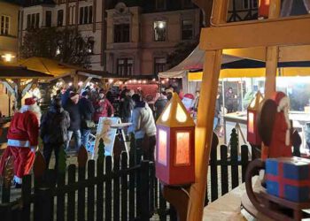 29.11.: Adventsschimmern, Baumanleuchten und Stiefelabgabe
