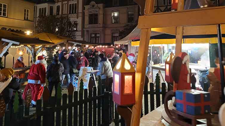 29.11.: Adventsschimmern, Baumanleuchten und Stiefelabgabe