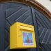 Wunschzettel-Briefkasten hängt an Rathauskellertür