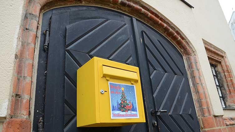 Wunschzettel-Briefkasten hängt an Rathauskellertür