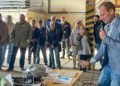 Sebastian Kauer vom Ordnungsamt Gardelegen versteigert 2022 Fundsachen vor interessiertem Publikum / Archivfoto Stadtspiegel