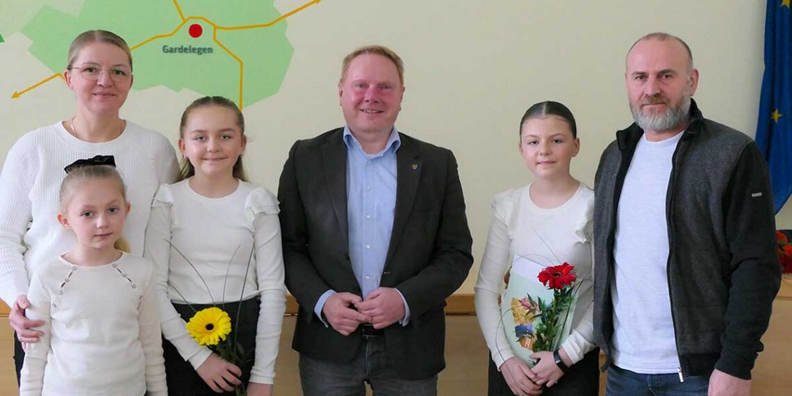 Einbürgerungsfeier im Altmarkkreis Salzwedel: Landrat Steve Kanitz übergibt Einbürgerungsurkunden an 23 neue Bürgerinnen und Bürger aus neun Herkunftsländern in der Kreisverwaltung.