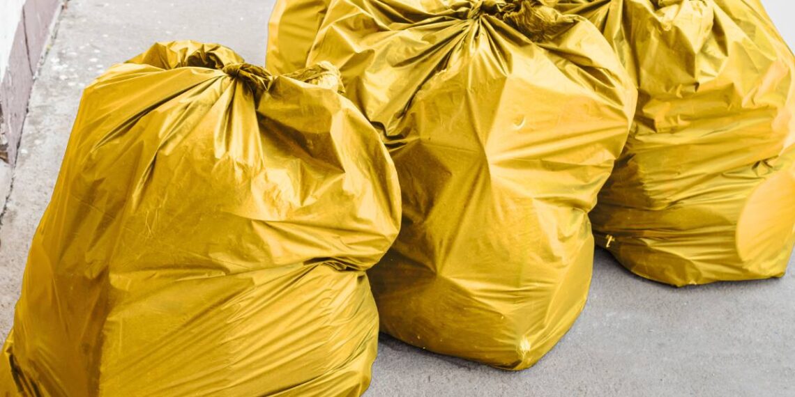 Gelbe Säcke zur Wertstoffsammlung stehen am Straßenrand im Altmarkkreis Salzwedel. Die Abfuhrtermine wurden aufgrund eines fehlerhaften Tourenplans vorübergehend verschoben.