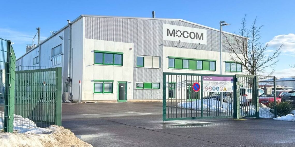 Recyclingstandort von Mocom in Gardelegen (Sachsen-Anhalt): Gebäude mit Mocom-Logo und Zufahrtstor, der Betrieb soll 2026 aufgegeben werden.