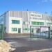 Recyclingstandort von Mocom in Gardelegen (Sachsen-Anhalt): Gebäude mit Mocom-Logo und Zufahrtstor, der Betrieb soll 2026 aufgegeben werden.