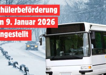 Schulbus auf verschneiter Straße im Altmarkkreis Salzwedel, Symbolbild zur eingestellten Schülerbeförderung am 9. Januar 2026 wegen winterlicher Straßenverhältnisse.