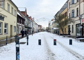 Verschneite Fußgängerzone in Gardelegen ohne Winterdienst-Räumung, winterliche Innenstadt mit schneebedecktem Pflaster und geschlossenen Geschäften.