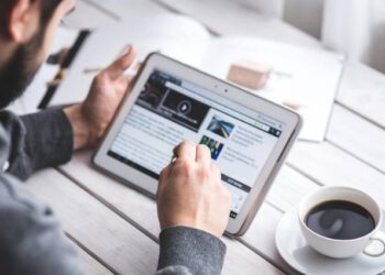 Ein Mann sitzt am Computer und ruft Online-Dienste auf.