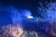 Brennende Gartenlaube bei einem Feuerwehreinsatz in Gardelegen an der Weteritzer Landstraße bei Nacht. Die Polizei ermittelt nach dem Brand wegen möglicher Brandstiftung.