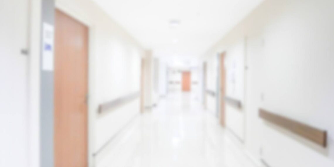 Heller, leerer Krankenhausflur mit Türen zu Patientenzimmern – Symbolbild zur Diskussion um die Zukunft und Sicherung der medizinischen Versorgung am Altmark-Klinikum in Gardelegen und Salzwedel / Symbolbild