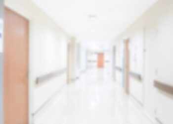 Heller, leerer Krankenhausflur mit Türen zu Patientenzimmern – Symbolbild zur Diskussion um die Zukunft und Sicherung der medizinischen Versorgung am Altmark-Klinikum in Gardelegen und Salzwedel / Symbolbild