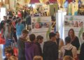 Schülerinnen und Schüler im Gespräch mit Auszubildenden und Unternehmensvertretern bei der Ausbildungsmesse „Zukunft jetzt – von Azubis für Azubis“ im LIW-Saal in Gardelegen, regionale Betriebe stellen Ausbildungsberufe vor.