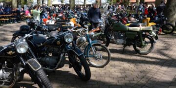 Oldtimertreffen in Hohengrieben Altmark mit historischen Fahrzeugen, Teilemarkt und Besuchern beim Zelttanz 2026 unter alten Eichen