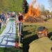 Collage aus Ostereier-Trudeln und Osterfeuer in Gardelegen: Kinder rollen bunte Eier am Spielplatz Am Burgwall, abends großes Osterfeuer im Bürgerpark mit Besuchern.