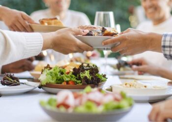 Regionale Spitzenköche beim Schaukochen „Die Altmark kocht“ im Hotel & Restaurant Reutterhaus in Gardelegen am 23. März 2026. Besucher verfolgen die Zubereitung und probieren regionale Gerichte kostenlos.