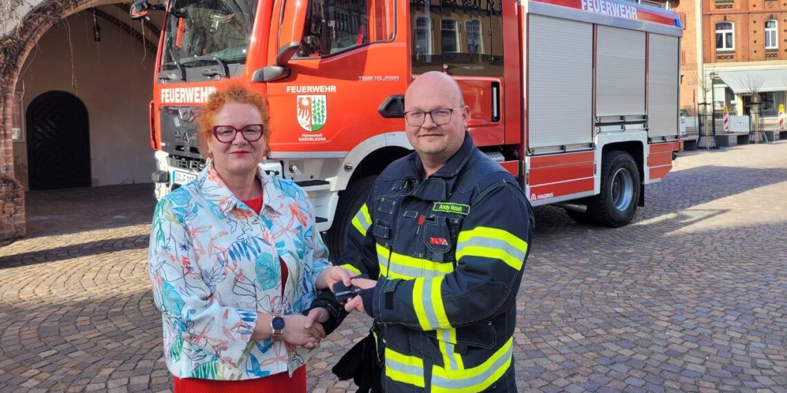 Bürgermeisterin Mandy Schumacher übergibt Schlüssel für neues Feuerwehrfahrzeug LF 10 an Ortswehrleiter Andy Rasch auf dem Rathausplatz in Gardelegen, Investition der Stadt in Brandschutz für Solpke.