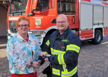 Bürgermeisterin Mandy Schumacher übergibt Schlüssel für neues Feuerwehrfahrzeug LF 10 an Ortswehrleiter Andy Rasch auf dem Rathausplatz in Gardelegen, Investition der Stadt in Brandschutz für Solpke.