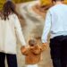 Pflegefamilie beim Spaziergang: Eltern gehen mit Pflegekind draußen in der Natur, Thema Pflegeelternschaft, Kinderbetreuung und Unterstützung durch das Jugendamt im Altmarkkreis Salzwedel.