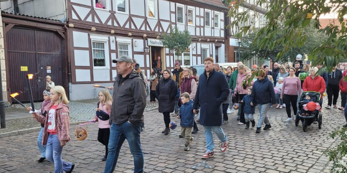 Fackelumzug Gardelegen 30 April Lampionumzug Route Rathausplatz Burgstraße Nicolaistraße Ernst Thälmann Straße Lindenhofgarten Harbig Sportplatz Spielmannszug Kakerbecker Feuerwehr Stockbrot Maiabend Veranstaltung Altmark