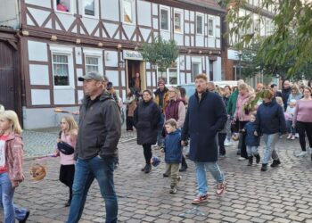 Fackelumzug Gardelegen 30 April Lampionumzug Route Rathausplatz Burgstraße Nicolaistraße Ernst Thälmann Straße Lindenhofgarten Harbig Sportplatz Spielmannszug Kakerbecker Feuerwehr Stockbrot Maiabend Veranstaltung Altmark