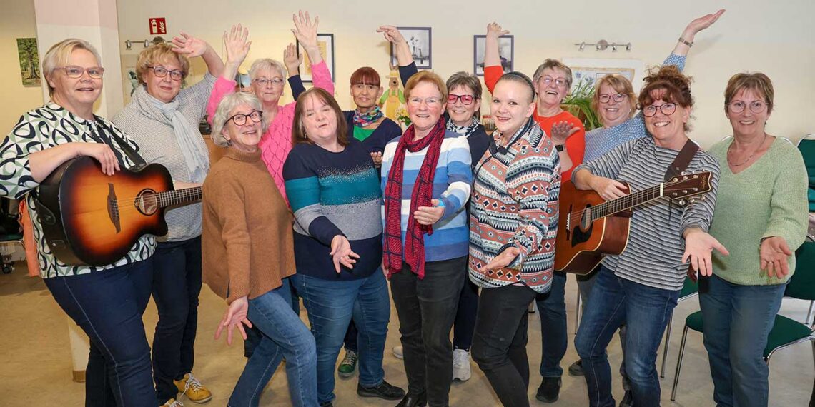 Chor „Rock am Stock“ bei der Probe in der Begegnungsstätte der Volkssolidarität in der Nikolaistraße – Gruppe von Sängerinnen singt gemeinsam, Chor sucht neue Mitglieder in der Region.
