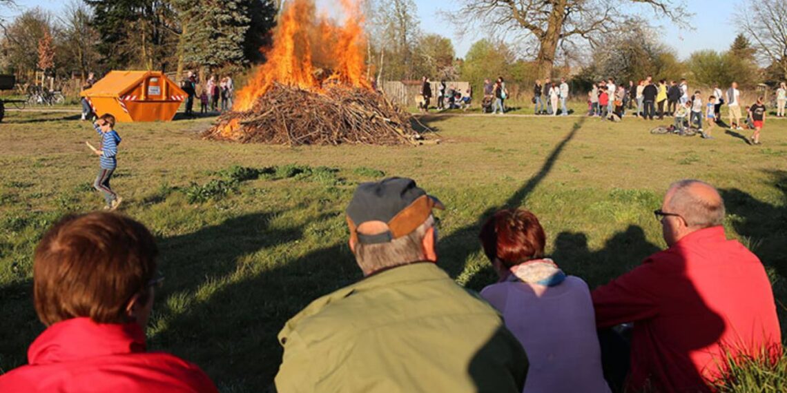 Am Wochenende werden wieder traditonelle Osterfeuer in der Einheitsgemeinde entzündet / Archivbild: Osterfeuer im Bürgerpark 2022