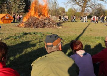 Am Wochenende werden wieder traditonelle Osterfeuer in der Einheitsgemeinde entzündet / Archivbild: Osterfeuer im Bürgerpark 2022