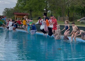 eilnehmer springen beim traditionellen Anbaden 2026 im Freibad Potzehne gemeinsam ins kalte Wasser. Das Anbaden markiert den Start der Freibadsaison in der Hansestadt Gardelegen.
