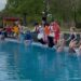 eilnehmer springen beim traditionellen Anbaden 2026 im Freibad Potzehne gemeinsam ins kalte Wasser. Das Anbaden markiert den Start der Freibadsaison in der Hansestadt Gardelegen.