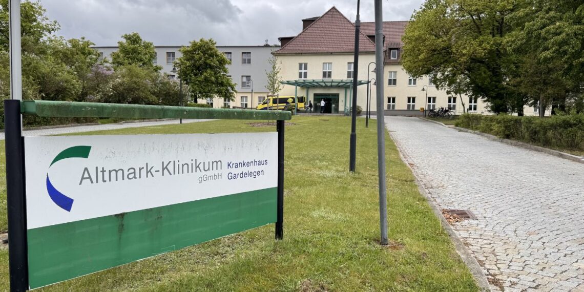 Außenansicht des Altmark-Klinikums in Gardelegen. Die Klinik meldet die Geburtshilfe und Frauenheilkunde zum 14. Mai 2026 aus der regionalen Versorgung ab.