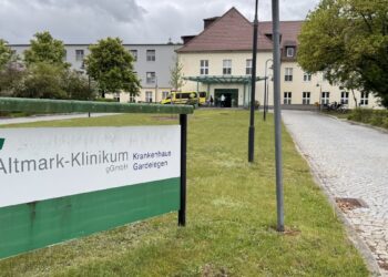 Außenansicht des Altmark-Klinikums in Gardelegen. Die Klinik meldet die Geburtshilfe und Frauenheilkunde zum 14. Mai 2026 aus der regionalen Versorgung ab.