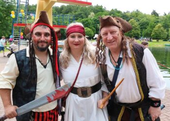 Ahoi Zichtau! Piraten, Floßfahrten und Arschbomben-Battle auf dem 13. Piratenfest