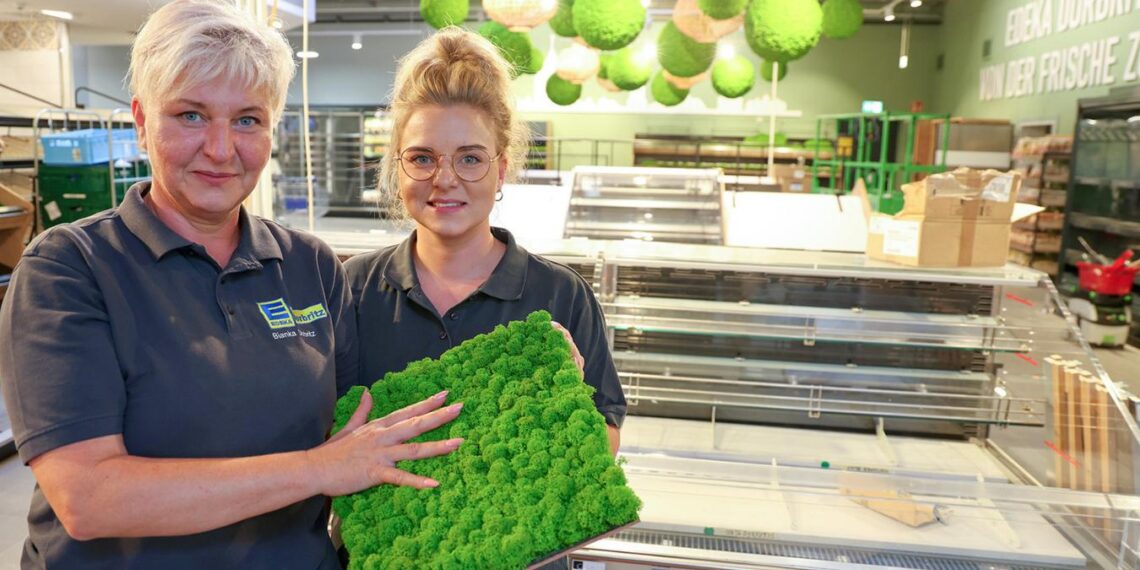 Bianka und Maria Dorbritz halten Echtmoos vor dem Obst- und Gemüseregal im neuen Edeka-Markt am Vor-dem-Salzwedeler-Tor in Gardelegen.