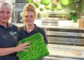 Bianka und Maria Dorbritz halten Echtmoos vor dem Obst- und Gemüseregal im neuen Edeka-Markt am Vor-dem-Salzwedeler-Tor in Gardelegen.