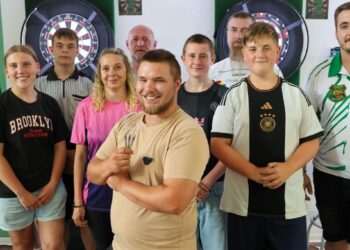 ie Wild Hogs vor ihren Dartscheiben: Zwölf Mitglieder gehören derzeit zur jungen Dart-Sparte des Schützenvereins Mieste