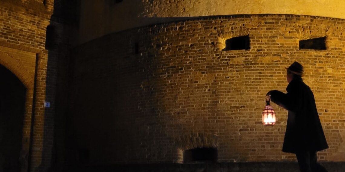 Das Salzwedeler Tor ist am 31. Oktober das Ziel der einstündigen Mitmachwanderung. Dort gibt es zum Abschluss eine kleine Grusellesung. Fotos: Hansestadt Gardelegen